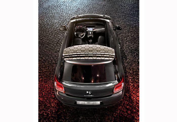 Η οροφή ανοίγει ή κλείνει με το πάτημα ενός μπουτόν, σε χρόνο μόλις 16 δευτερολέπτων. 